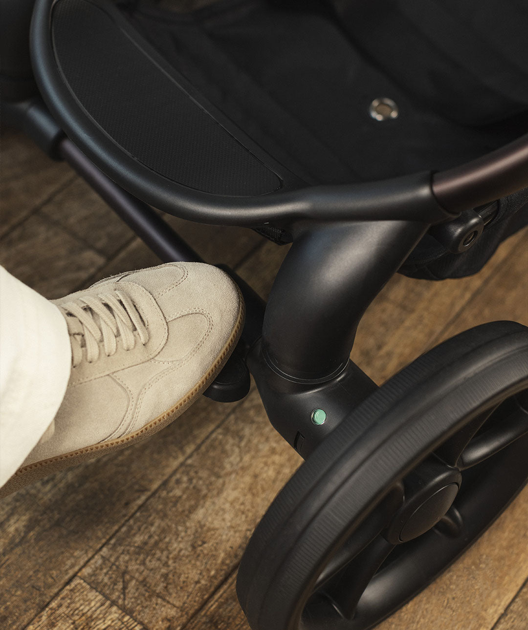 Flip-flop friendly brake with colour indicator